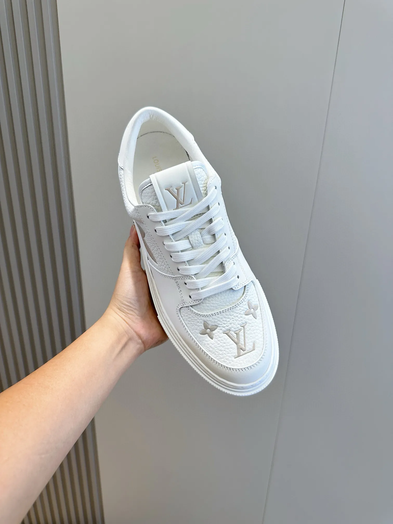 Factory price: 438💰LV full cowhide color-printed men's sneakers. This Ollie lace-up sneaker is made of floral embossed fabric, continuing the inspiration of the season's ready-to-wear collection. The laces are used to set off the gorgeous design, monogram flowers are embellished with transparent rubber outsole, and the brand logo is written on the back. Cowhide upper, cowhide lining, TPU outsole Size: 39-44 (customized at 38.45)